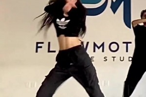 太棒啦！周姐下次去現(xiàn)場采訪都能在暫停時(shí)客串一下啦啦隊(duì)??